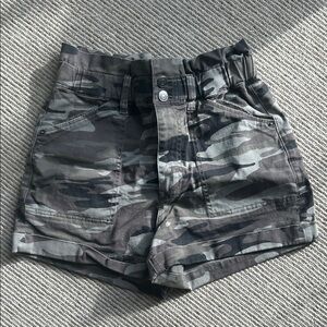 Express High-Waist Camo Utility Shorts — Gray/Black